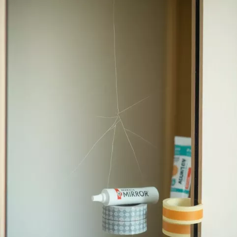 Jak naprawić pęknięte lustro w szafie