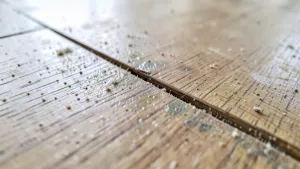 jak naprawić szczeliny w panelach