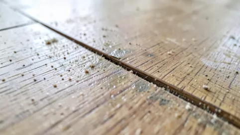 jak naprawić szczeliny w panelach