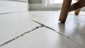 jak naprawić uszkodzony panel winylowy