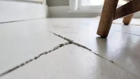 jak naprawić uszkodzony panel winylowy