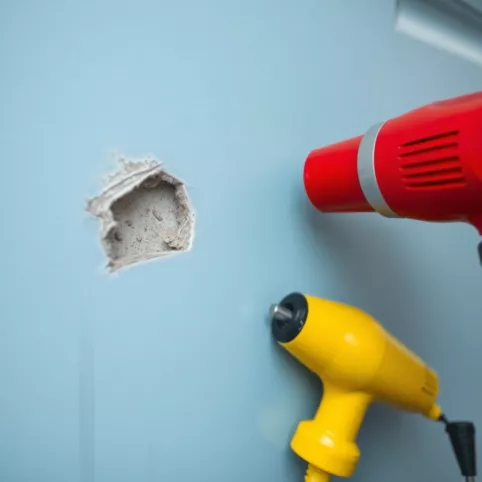 Jak naprawić wgniecenie w drzwiach wejściowych