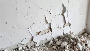odparzony tynk jak naprawić