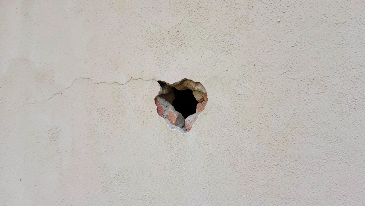 dziura w elewacji jak naprawic