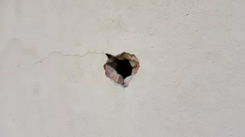 dziura w elewacji jak naprawic