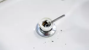 korek do umywalki klik klak jak naprawić